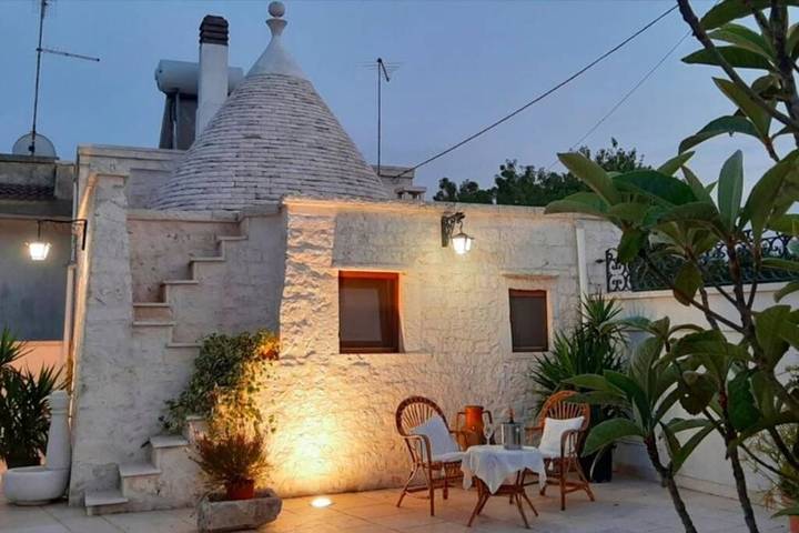 Trullo per 4 persone, con giardino e panorama nonché piscina a Martina Franca