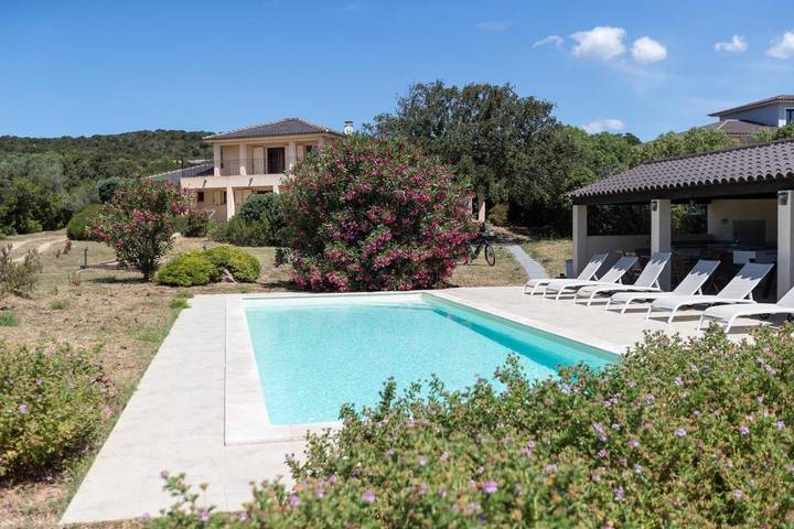 Villa pour 9 personnes, avec jardin et piscine ainsi que vue et terrasse à Pianottoli-Caldarello