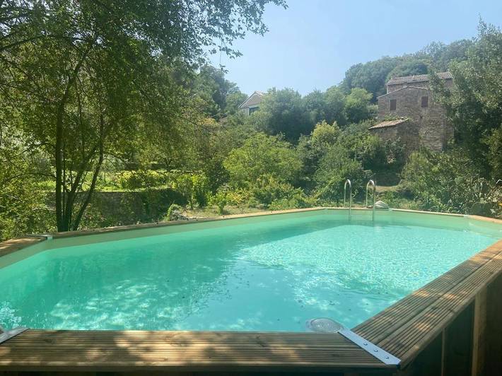 Gîte pour 10 personnes, avec piscine ainsi que terrasse et vue dans Chateau Du Montalet