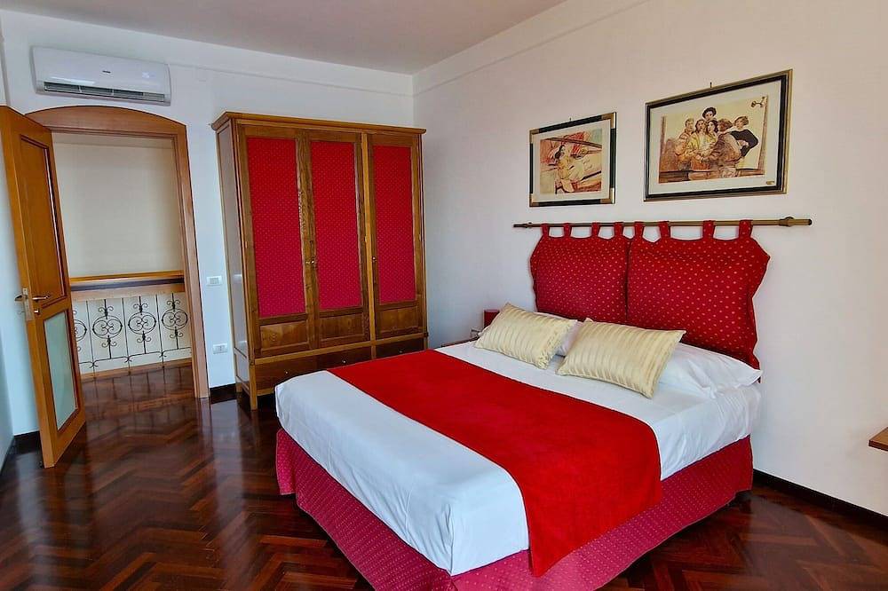 Amalfi Detached Seafront Villa 🏡 Solarium ☀️ Terrace/Bbq ❤️ Walk to Beach 🏖️ in Amalfi, Côte Amalfitaine