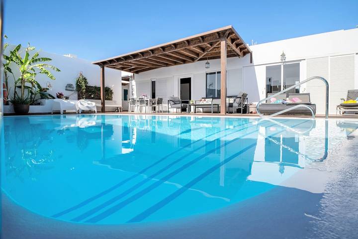 Ferienvilla 'Fae' mit Privatem Pool, Privater Terrasse und Wi-Fi in Playa Blanca, Yaiza