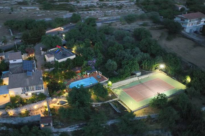 Villa conviviale et familiale, piscine privée chauffée, court de tennis, 20 min. de la plage. in Modica (town), Modica