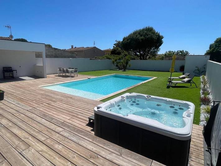 Villa pour 7 personnes, avec jacuzzi ainsi que jardin et piscine