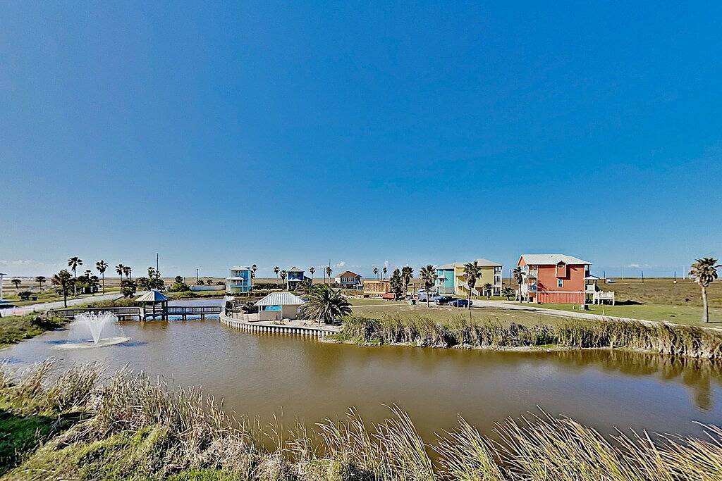 Dog-friendly multi-level home with pool, full kitchen, central Ac & washer/dryer in Corpus Christi, Mustang Island