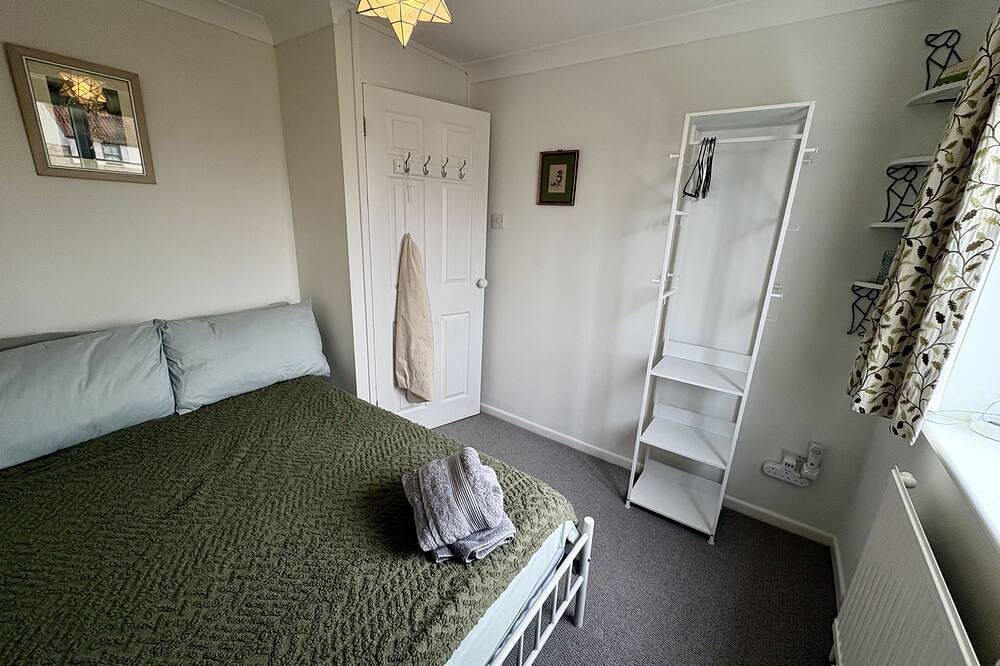 Halcyon House - sleeps 5 guests in 3 bedrooms in Bodham, Norfolk Coast