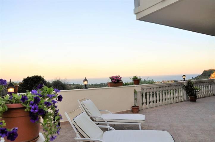 B&b per 2 persone, con Balcone e Terrazza nonché Giardino e Panorama a Nizza di Sicilia