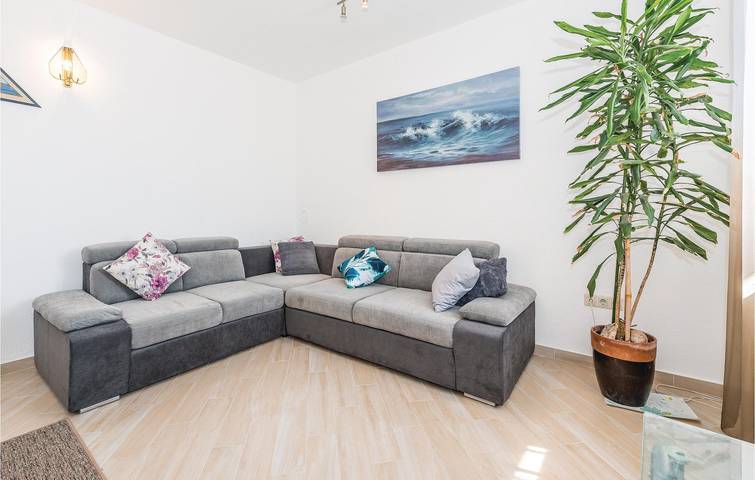 Ganze Ferienwohnung, Modernes Apartment mit 2 Schlafzimmern und Terrasse, 1,5 km vom Strand entfernt in Brodarica, Šibenik-Knin