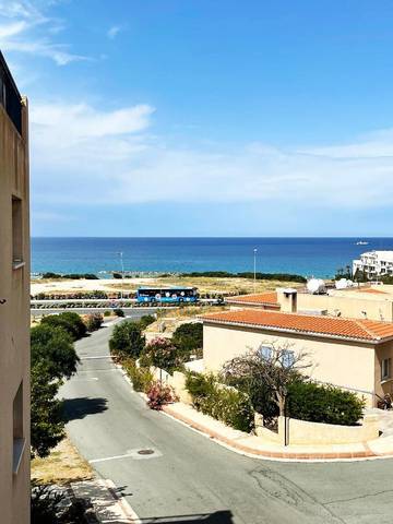 Ferienwohnung für 2 Personen, mit Ausblick und Kinderpool sowie Pool und Balkon in Paphos
