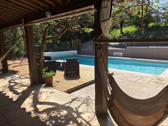 Location de vacances pour 6 personnes, avec vue ainsi que piscine et jardin à Saint-Jean-d'Aigues-Vives