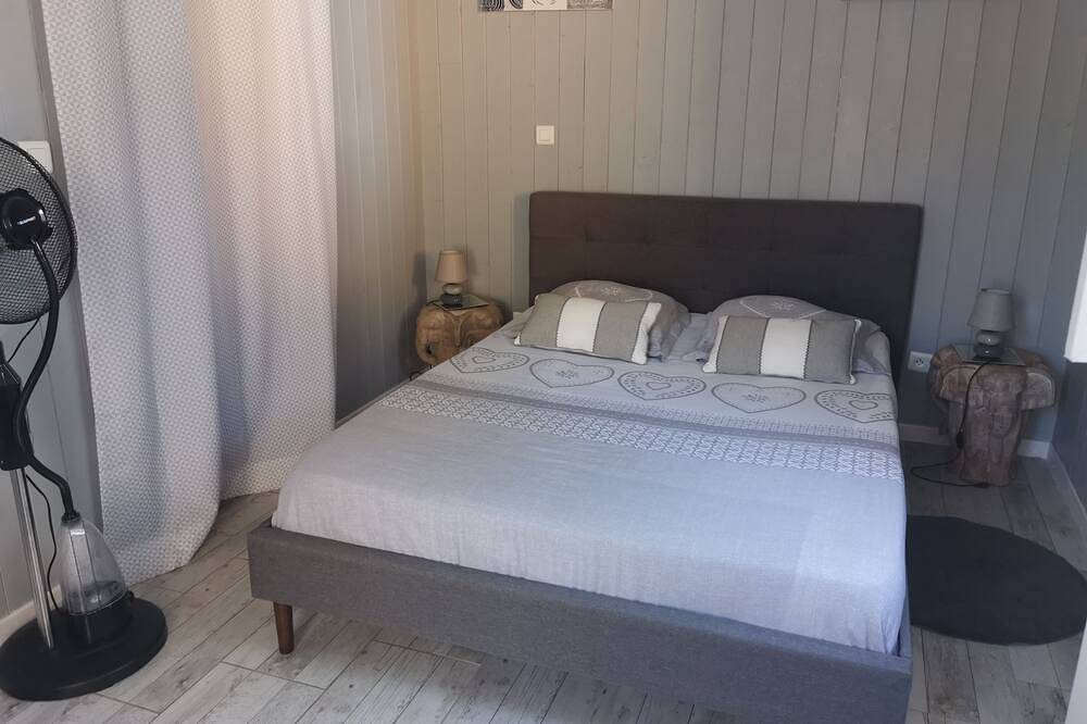 Fully equipped vacation home with private pool 10min from the ocean in Le Porge, Médoc Regional Natural Park