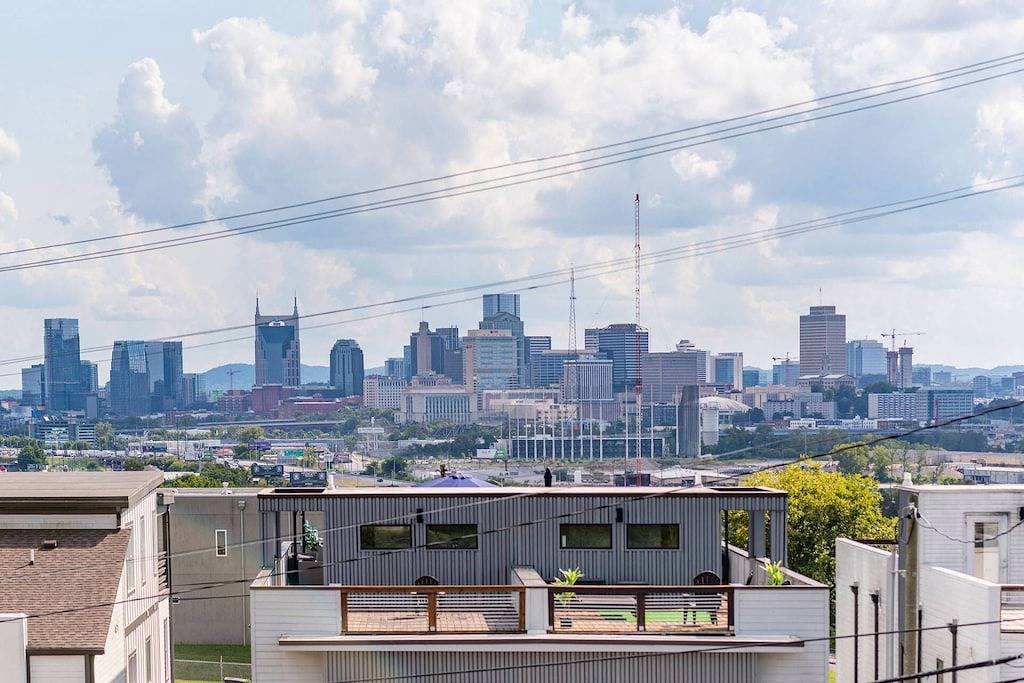 Elmhurst ~ 6 Beds, 2 Mi Downtown / Broadway, Free Parking, Space for Everyone, Covered Outdoor Areas in Nashville, Tennessee