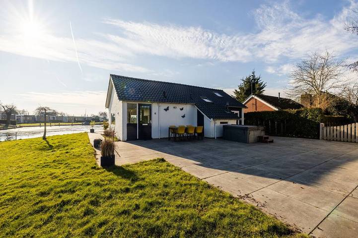 Ferienhaus für 8 Personen, mit Whirlpool und Terrasse sowie Garten und Sauna