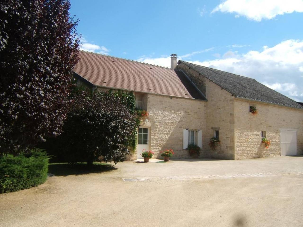 Einstöckiges Haus, 2 Schlafzimmer, nahe historischen Stätten, Terrasse und Parkplatz in Argenteuil-sur-Armançon, Region Avallon