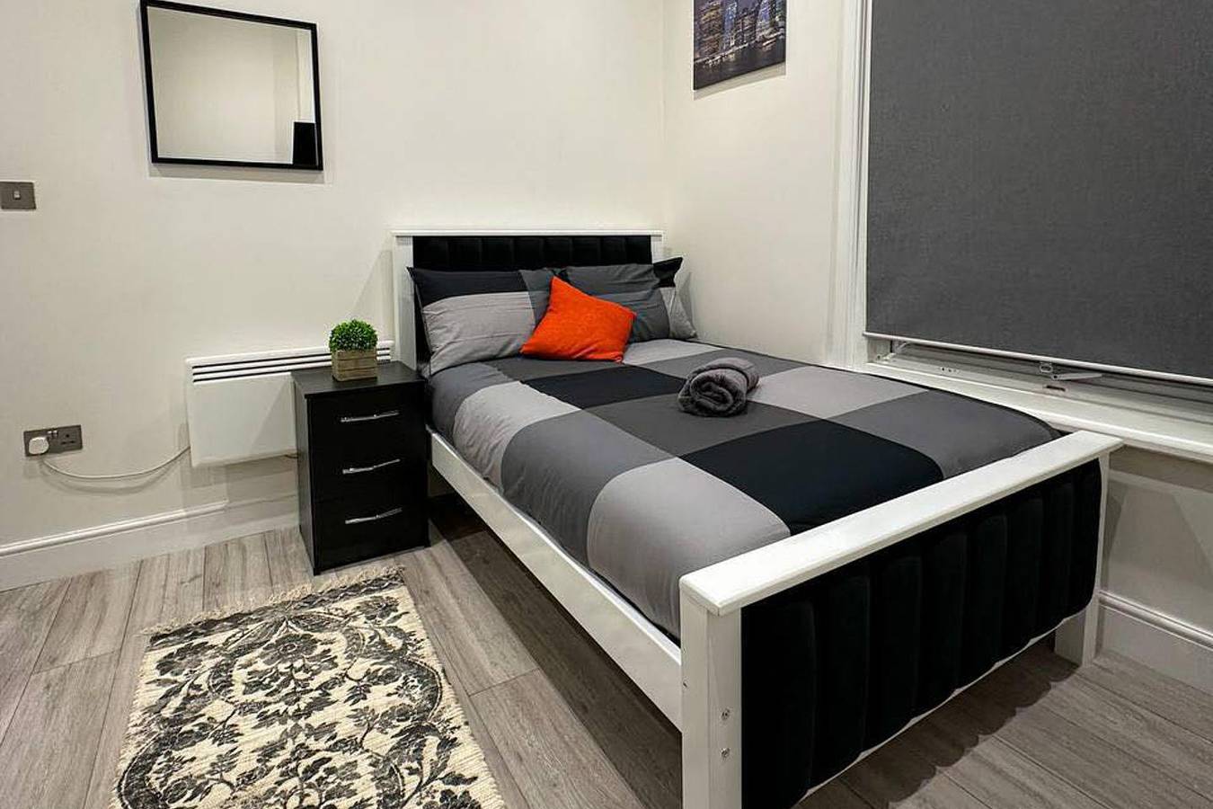 Entire studio, Studio - Sleeps 2 - Short Walk to Ealing Broadway in Ealing, London