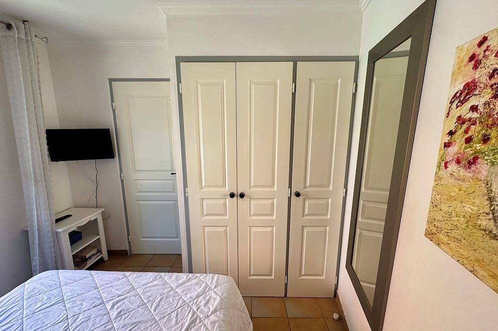 Appartement entier, Appartement Rez de Jardin, Village Vacances, Piscines, Tennis in Grimaud, Côte méditerranéenne (France)