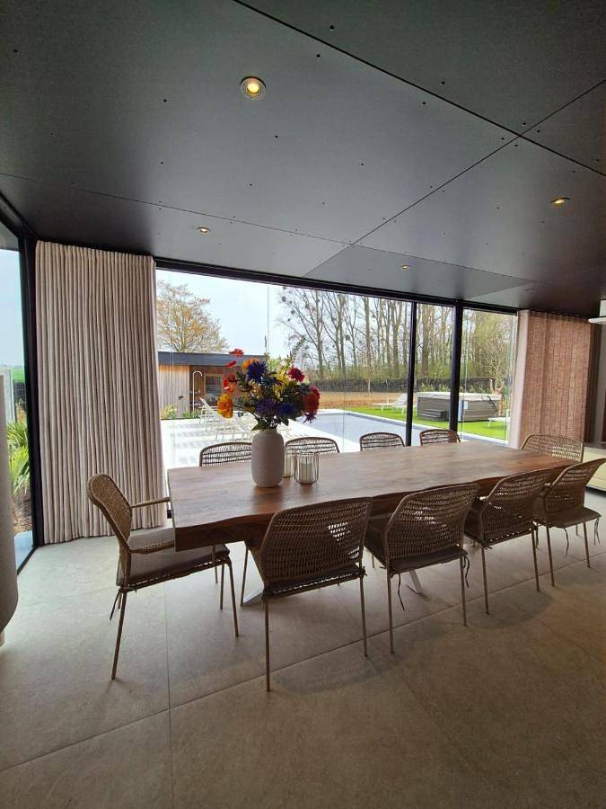 Location de vacances pour 10 personnes, avec jacuzzi et jardin ainsi que sauna et piscine à Tongres