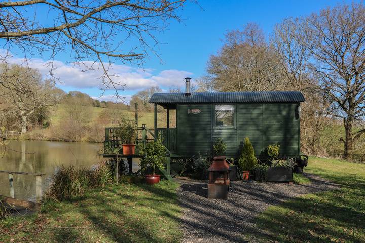Hut for 2 people, with garden and pool, with pets in East Sussex