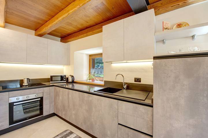 Hel lejlighed, Apartment "Cucu - 1" with Mountain View, Private Terrace, and Shared Barbecue in Lillianes, Comune di Lillianes
