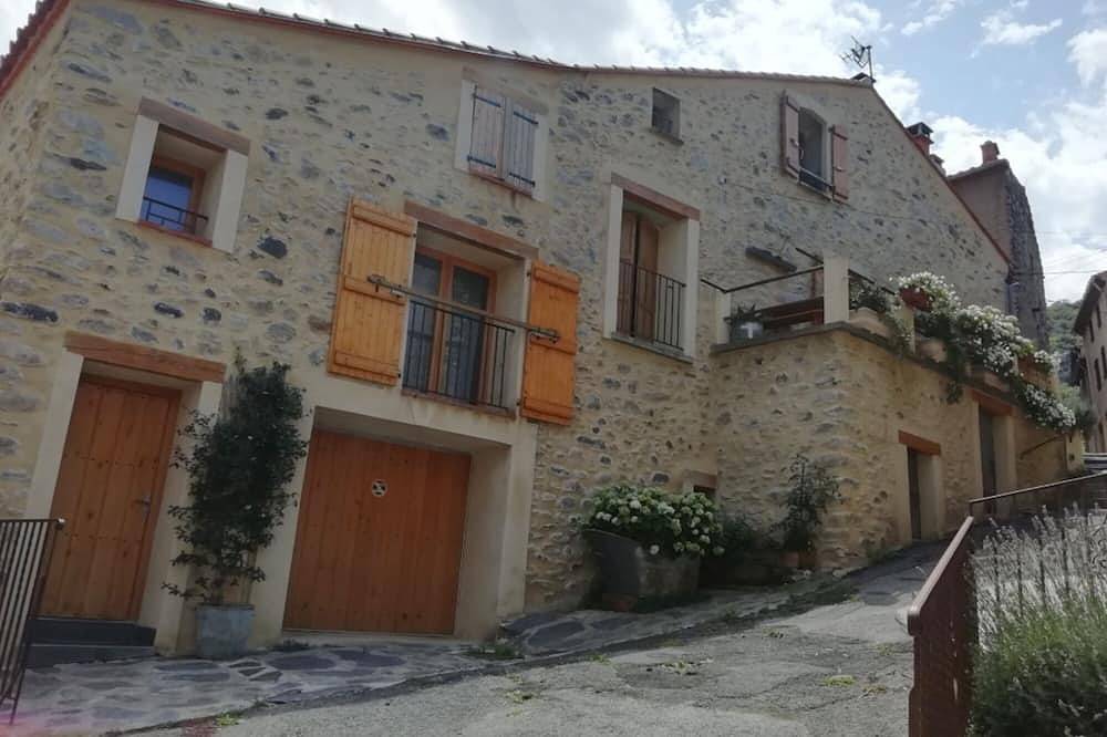 Holiday Home 'Chez Laetitia' with Private Terrace and Wi-Fi in Campôme, Parc naturel régional des Pyrénées catalanes