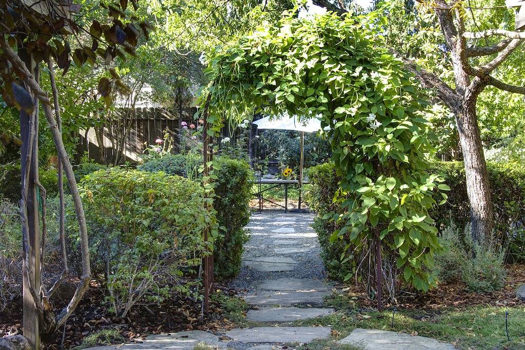 Romantisches, privates Juwel - 3 Blocks von der Innenstadt von St. Helena im Napa Valley entfernt in Napa Valley