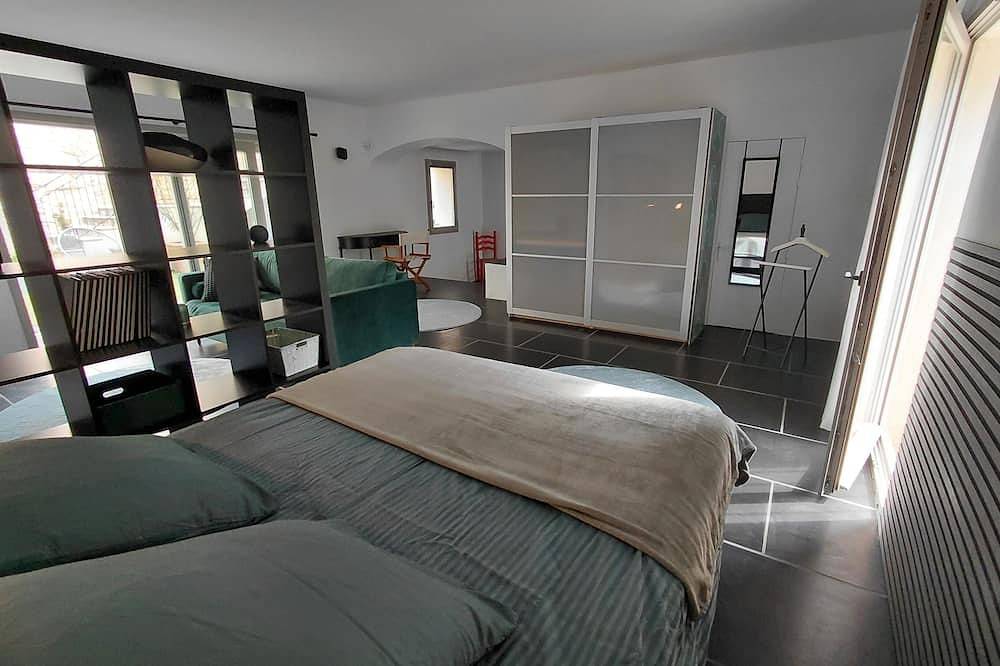 Appartement entier, Charmant appartement de caractère de 90 mq dans ancienne maison en pierres in Saint-Paulet-de-Caisson, Région de Nîmes
