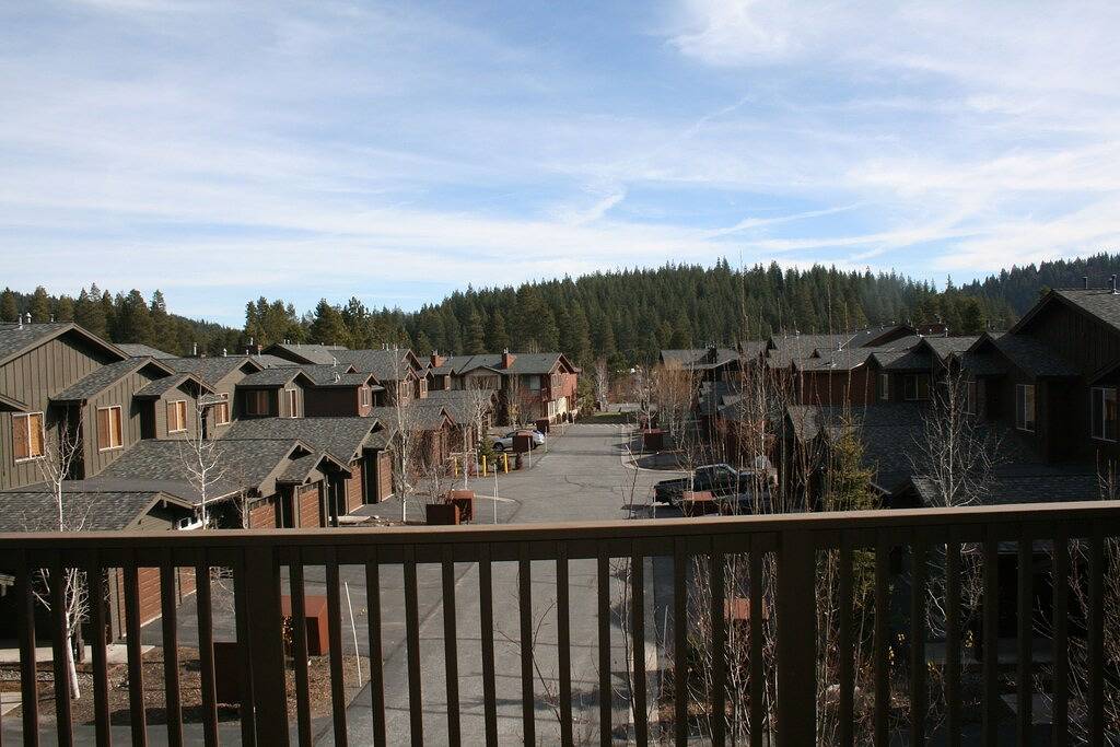 Ganze Wohnung, In unmittelbarer Nähe zum Squaw, Alpine, Northstar mit späten Sonntag Check-Out im Winter in Truckee, Donner Lake