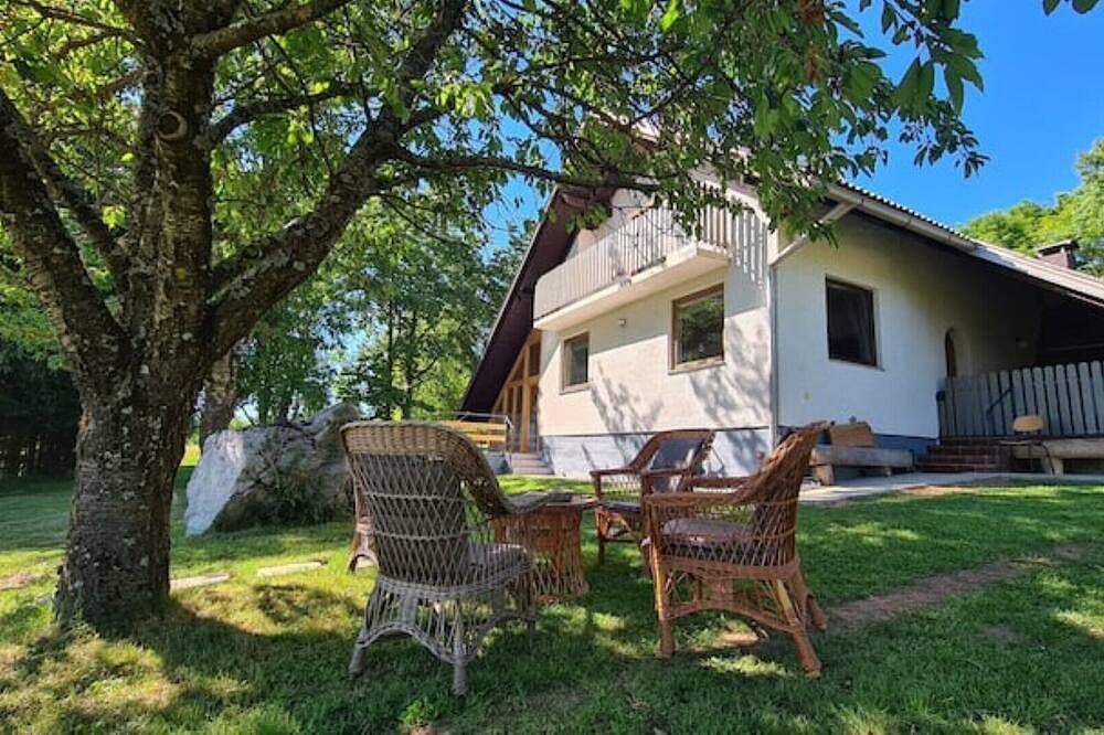 House on the edge of the Gacka Forest in Prozor, Condado de Lika-Senj