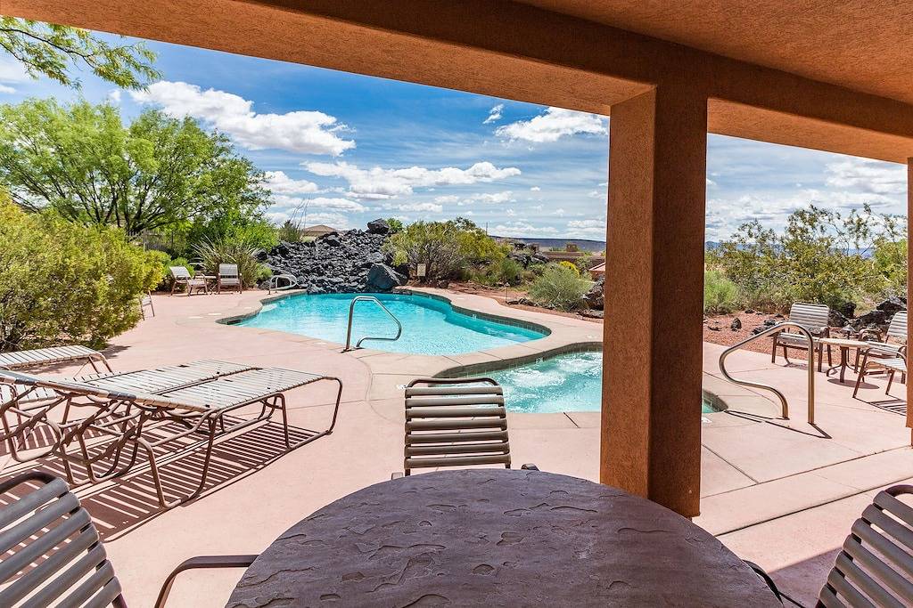 Atemberaubende Red Mountain View Unbefleckte Entrada Free Passes Elevation Fitness in St. George, Zion Nationalpark