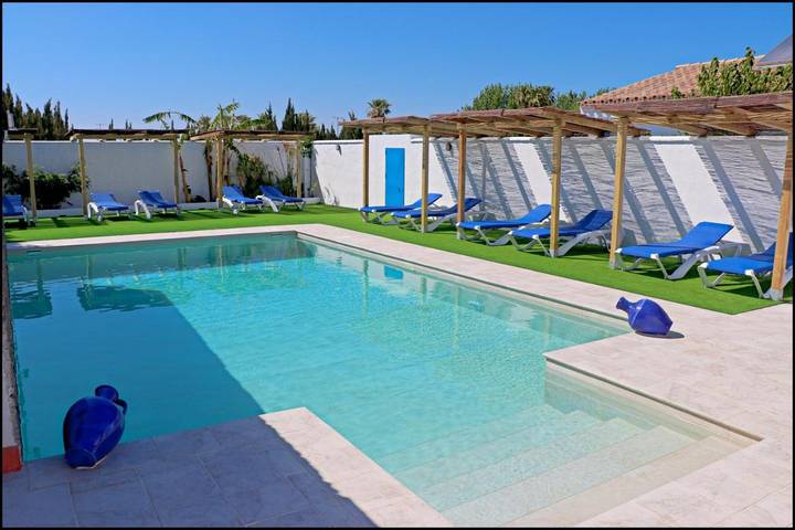 Bungalow para 4 personas, con Terraza además de Jardín y Piscina en Fuente del Gallo
