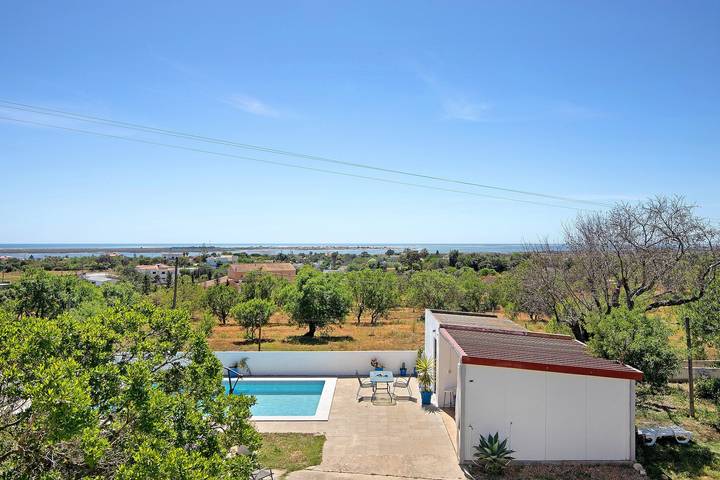 Maison de vacances 'Bela Vista Retreat- Jasmin' avec vue sur la mer, Wi-Fi et climatisation. in Moncarapacho e Fuseta, Parque Natural da Ria Formosa