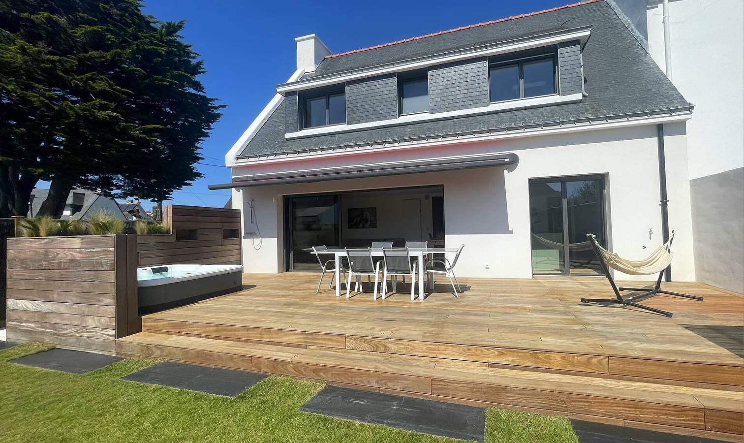 Maison Desmathi: terraza con jacuzzi y jardín en Saint-Pierre-Quiberon in Saint-Pierre-Quiberon, Côte des Mégalithes