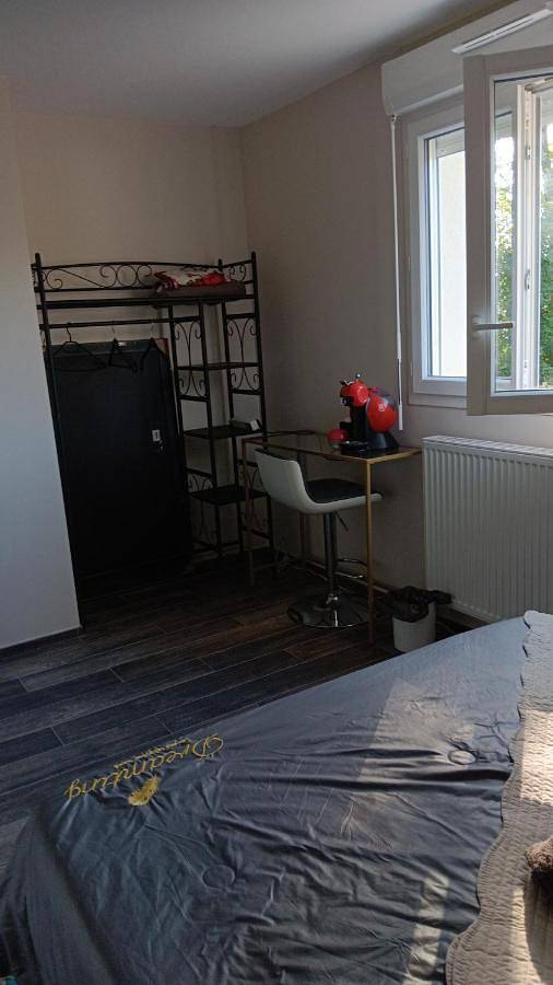 Location de vacances pour 2 personnes, avec vue sur le lac ainsi que vue et jardin à Charmes - 3
