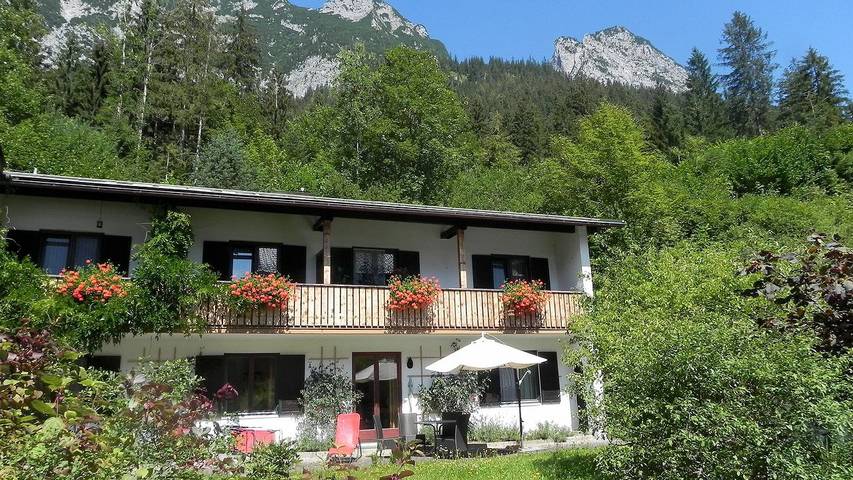 Ferienwohnung für 2 Personen, mit Garten und Seeblick sowie Balkon am Hintersee