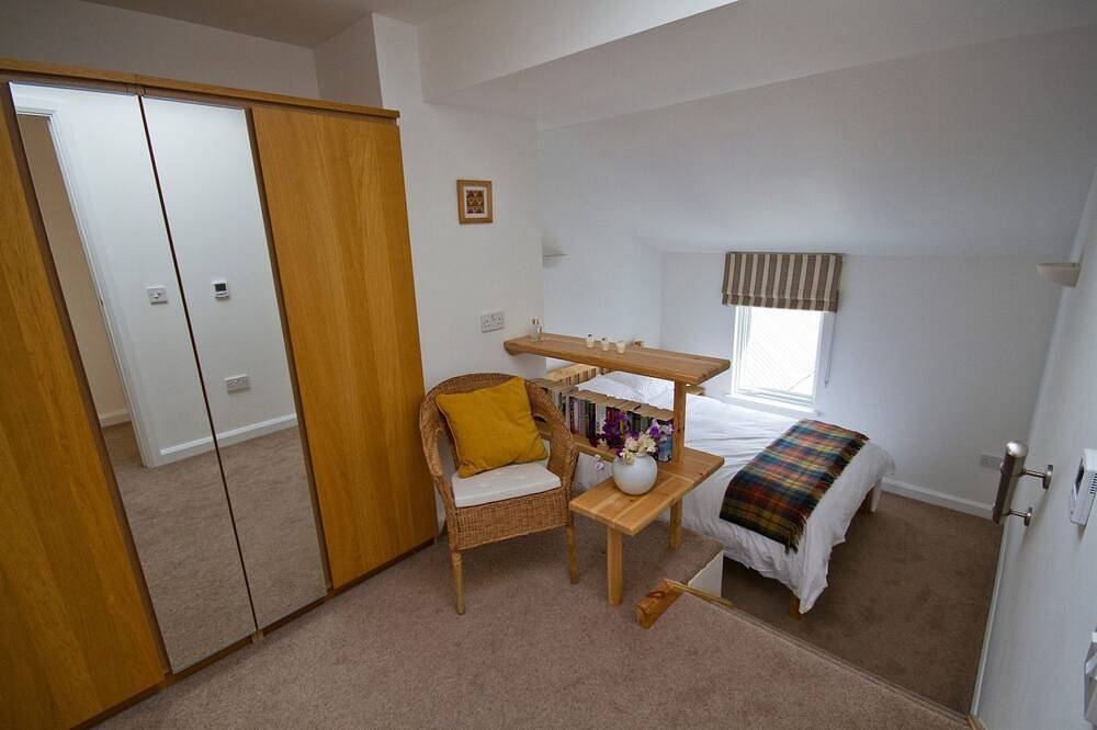 Rosgorm Cottage - Islay retreat near whisky, beach & sea in Port Charlotte (Islay), Argyll & Bute