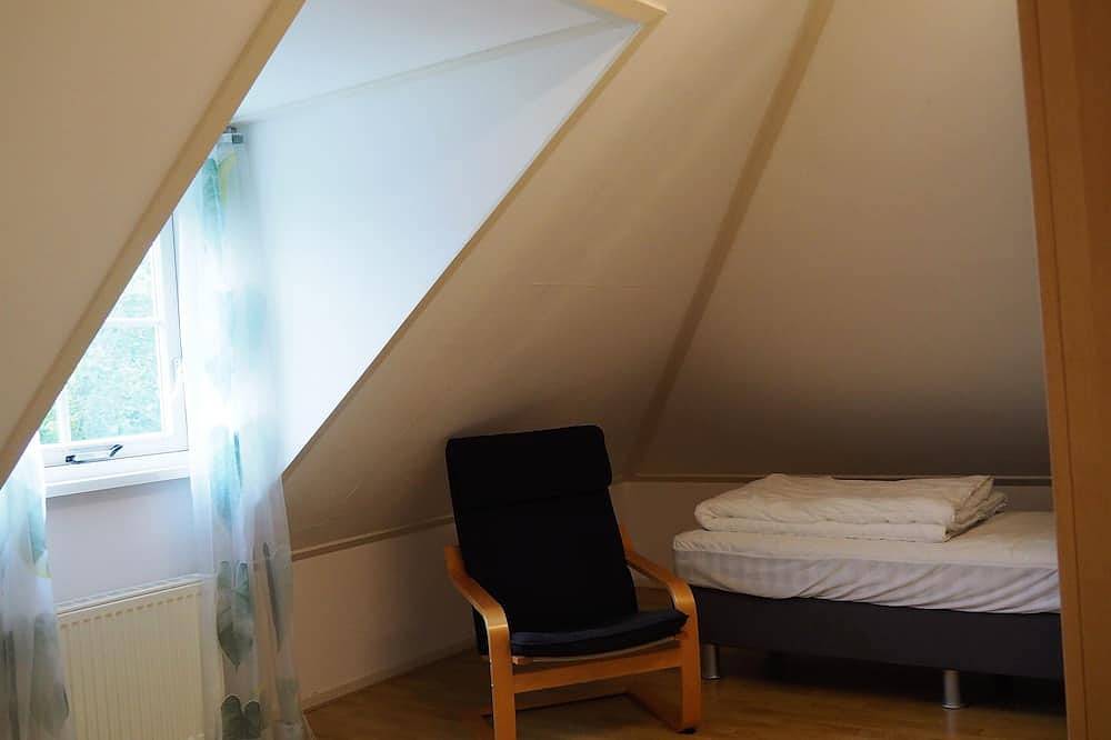 Familienhaus - Garten eingezäunt mit Nadelbäumen- in der Nähe des Wattenmeeres in Franekeradeel, Niederländische Nordsee