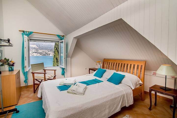 Luxu-Ferienhaus an der Küste mit privatem Anlegeplatz, Njivice, Montenegro in Sutorina, Boka Kotorska