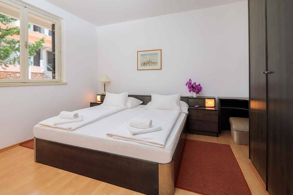 Entire apartment, Holiday apartment with one bedroom in a resort in Jelsa, Hvar