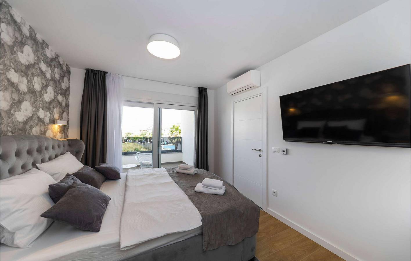 Geräumige Ferienwohnung mit Pool, 400 m vom Strand „Dječji raj“ entfernt in Sukosan, Zadar