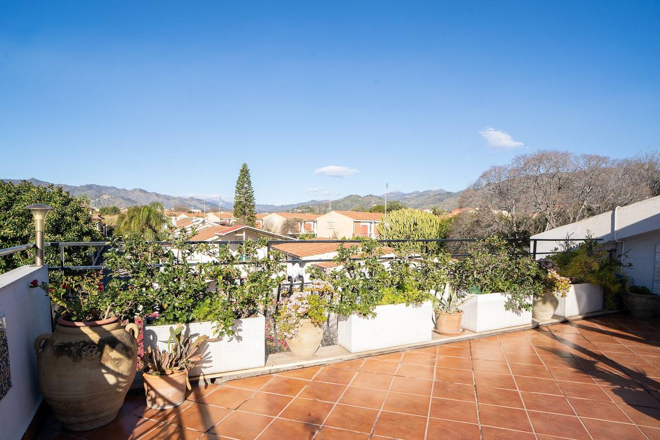 Entire apartment, Holiday Home "Giugiò" with Mountain View, Terrace, and Air Conditioning in Recanati (Sicily), Giardini-Naxos