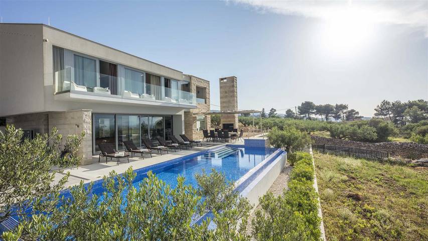 Villa pour 9 personnes, avec jacuzzi et piscine ainsi que sauna et jardin, adapté aux familles dans Brac - 4