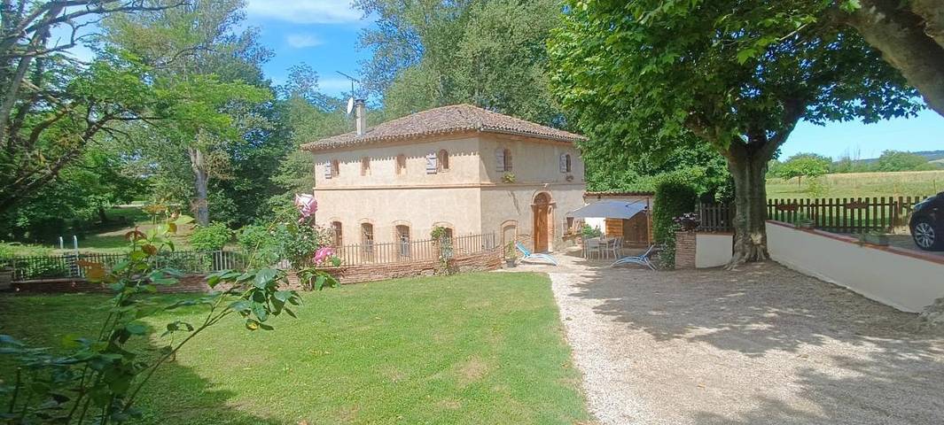 Location de vacances pour 6 personnes, avec vue et jardin, animaux acceptés à Saint-Nauphary