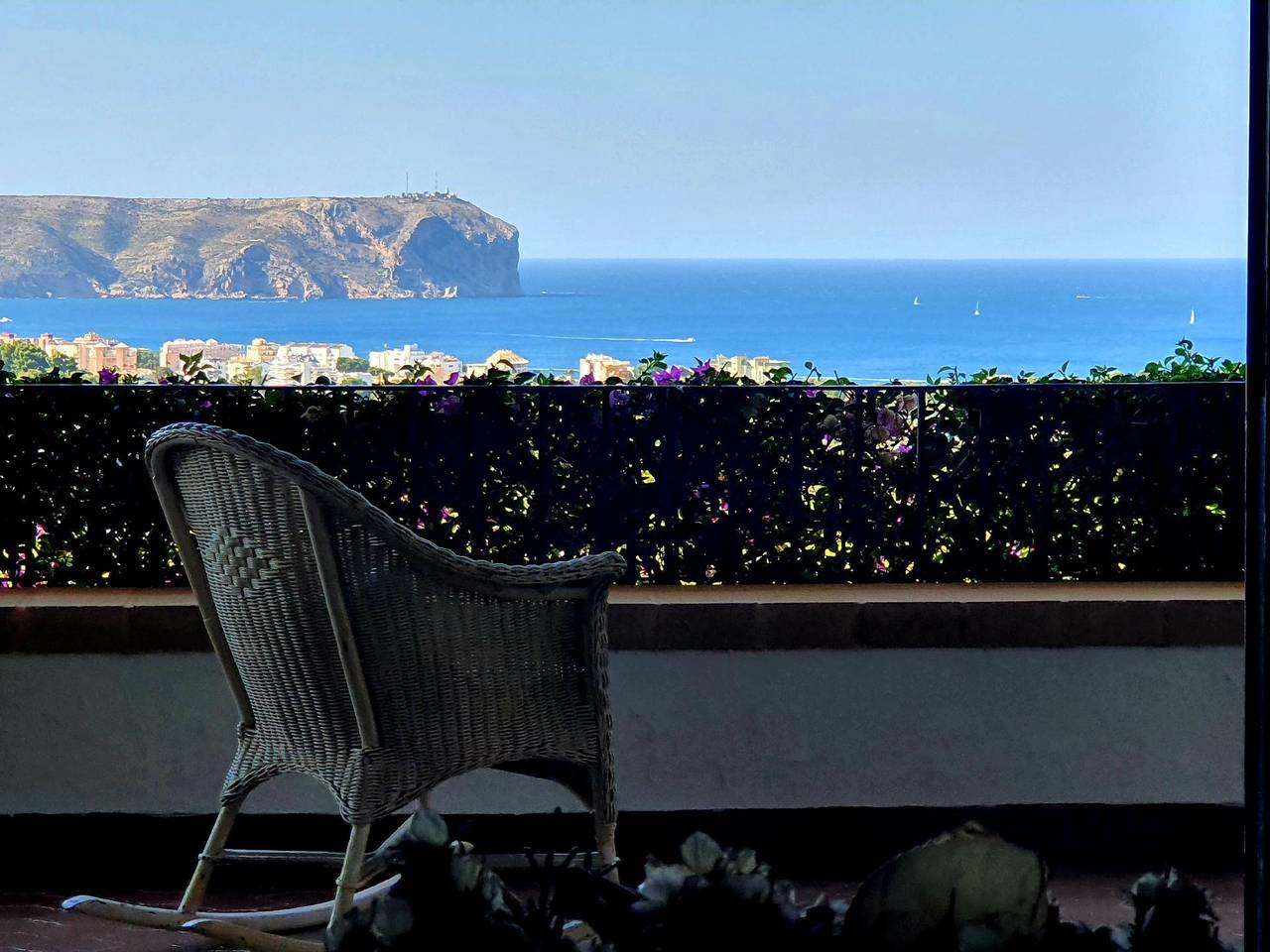 Luxe boetiekvilla met panoramisch uitzicht op zee en voldoende ruimte voor gezinnen of groepen. in Cap Martí, Jávea