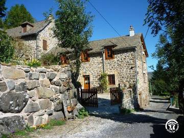 Location de vacances pour 5 personnes, avec vue ainsi que jardin et terrasse à Aurelle-Verlac