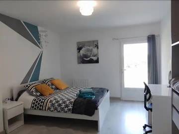 Gîte pour 11 personnes, avec bassin pour enfant et jardin ainsi que terrasse et piscine, animaux acceptés à Cazaugitat