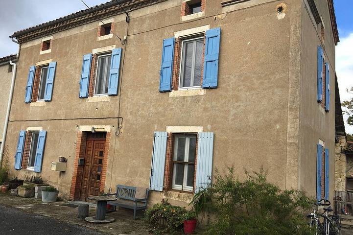 Location de vacances pour 8 personnes, avec jardin à Livers-Cazelles