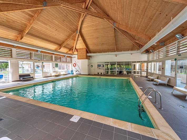 Gîte pour 5 personnes, avec terrasse ainsi que piscine et jardin, adapté aux familles