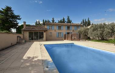 Gîte pour 6 personnes, avec terrasse ainsi que piscine et jardin, animaux acceptés à Aubignan