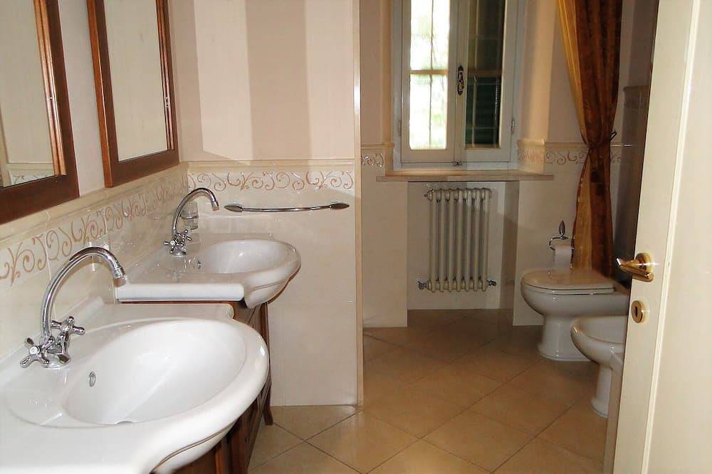 Montecarlo, 1.5 acres, private pool, walk to restaurants. Wifi Close Lucca in Altopascio, Lucca Provinz