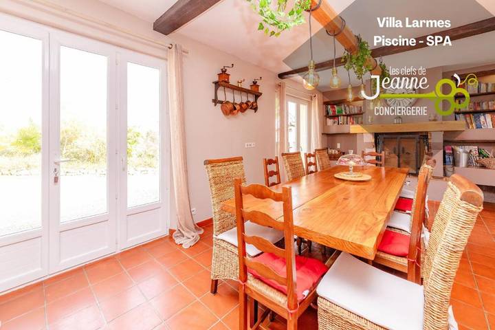 Villa pour 12 personnes, avec piscine ainsi que jardin et jacuzzi