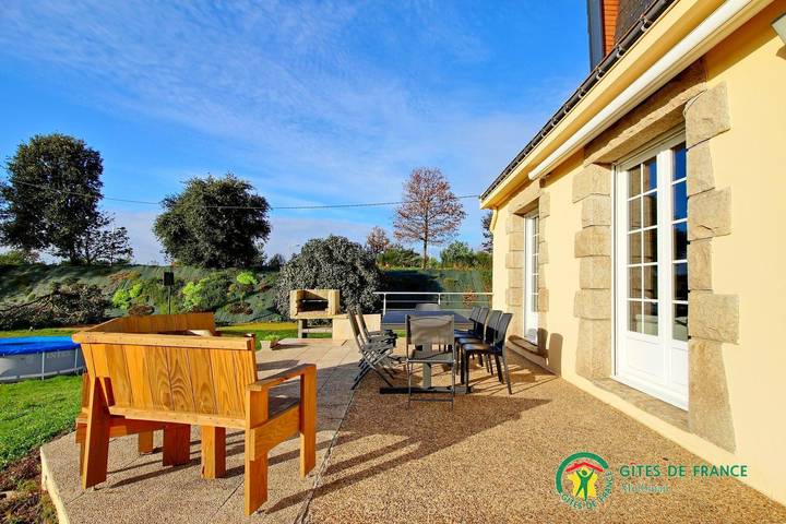 Gîte pour 6 personnes, avec terrasse et jardin